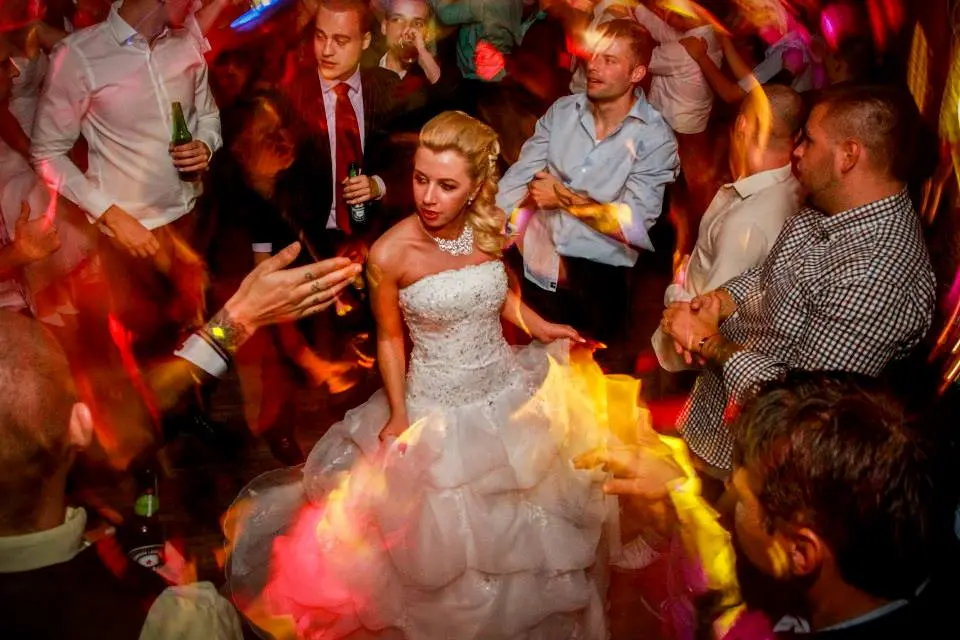 Modern vs. Hagyományos esküvő: Kell-e mulatós a jó hangulathoz 2026-ban?