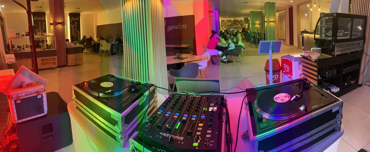 Bakelit DJ pult, analóg lejátszók és keverőpult élő használatban