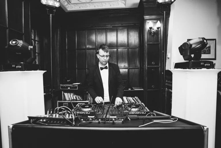 Esküvői DJ – beltéri elegáns szett Denon DJ pulttal