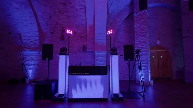 Esküvői DJ technika fénydekorációval boltíves teremben