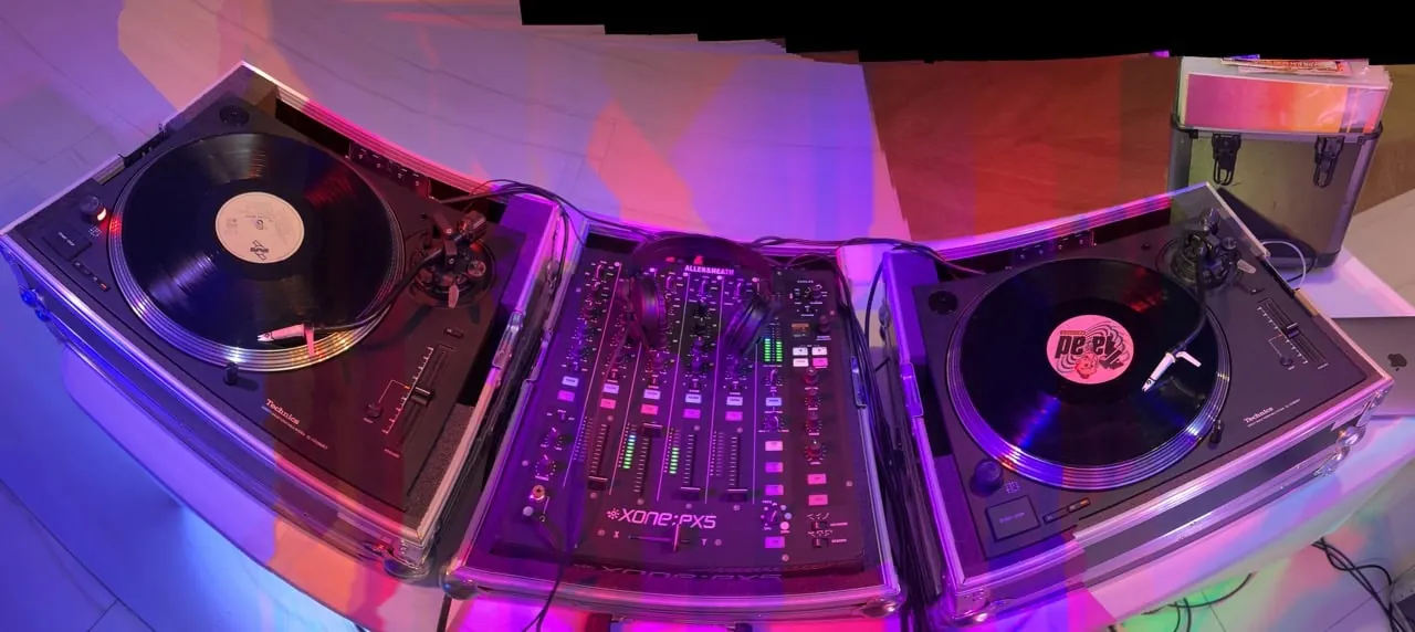 Bakelit DJ: klasszikus vinyl lemezekkel dolgozó DJ egy elegáns rendezvényen