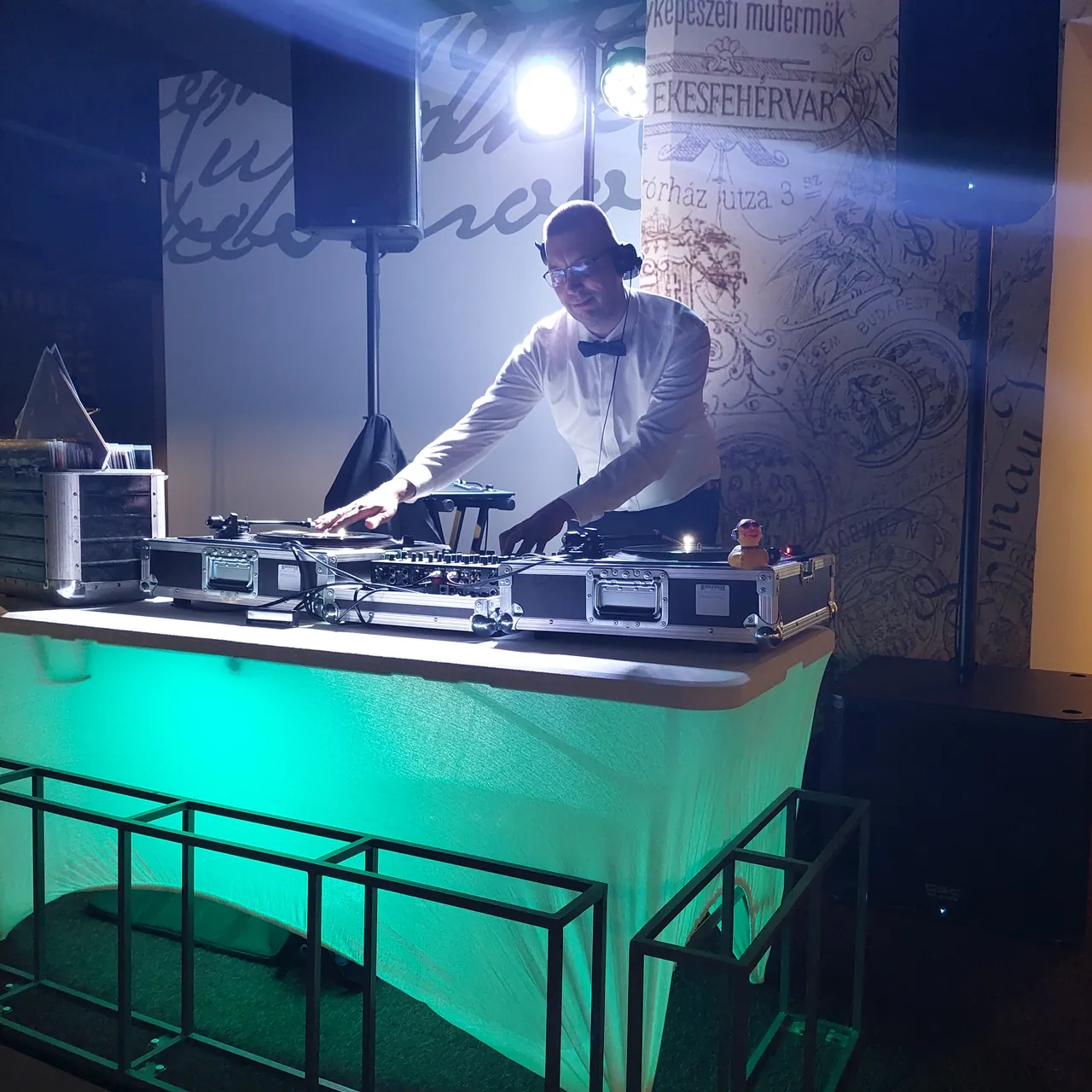 Bakelit DJ szolgáltatás közben – DJ pult lemezekkel és retro hangulat