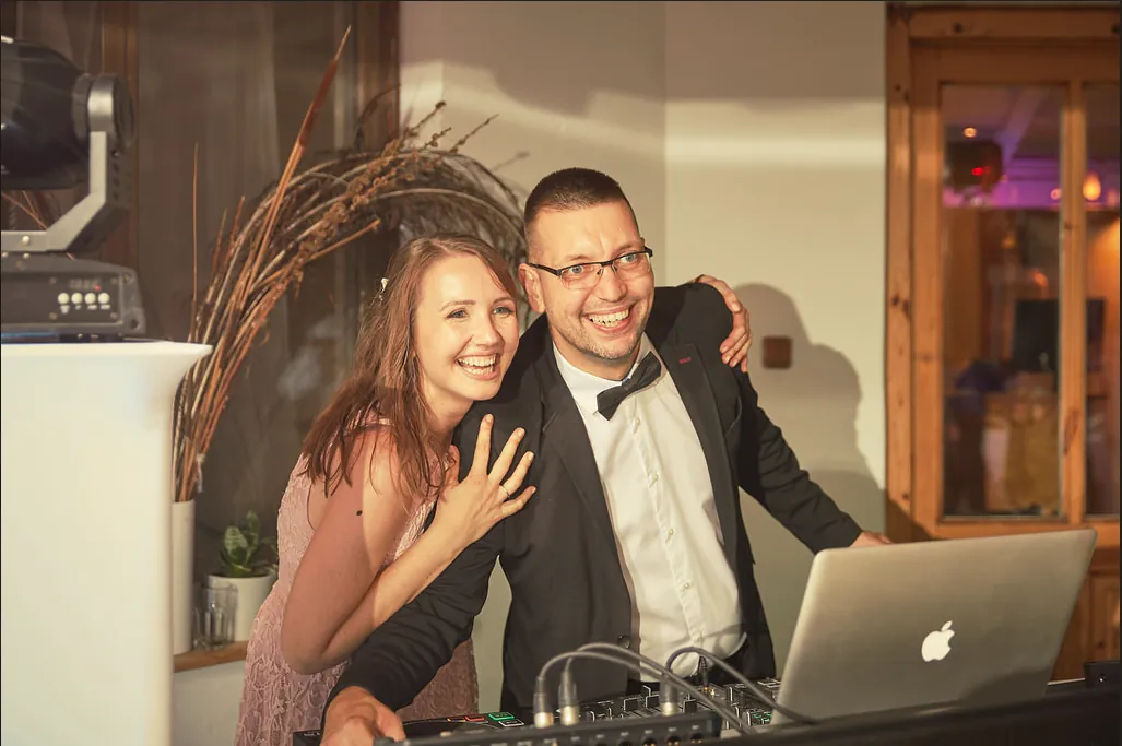 Esküvői DJ rendezvényen – fények, közönség, emelkedett hangulat Kónya Attilával