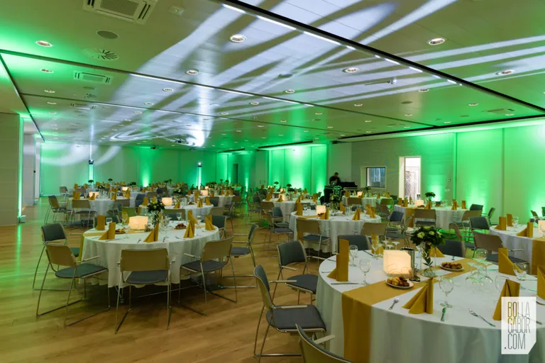 Elegáns céges rendezvény technikai háttérrel – hangosítás és fények