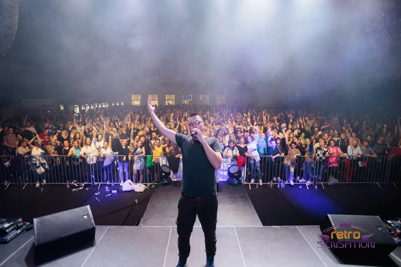 Kónya Attila DJ fesztivál nagyszínpadon, lelkes közönséggel