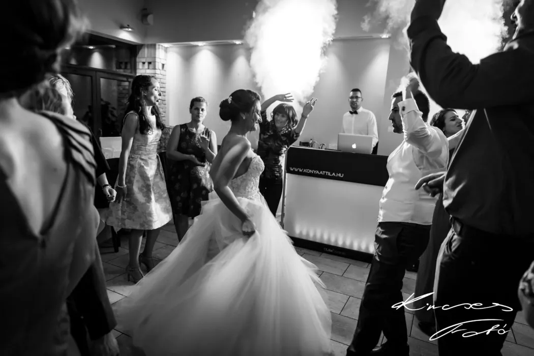 Esküvői DJ – elegáns megjelenés buli hangulat