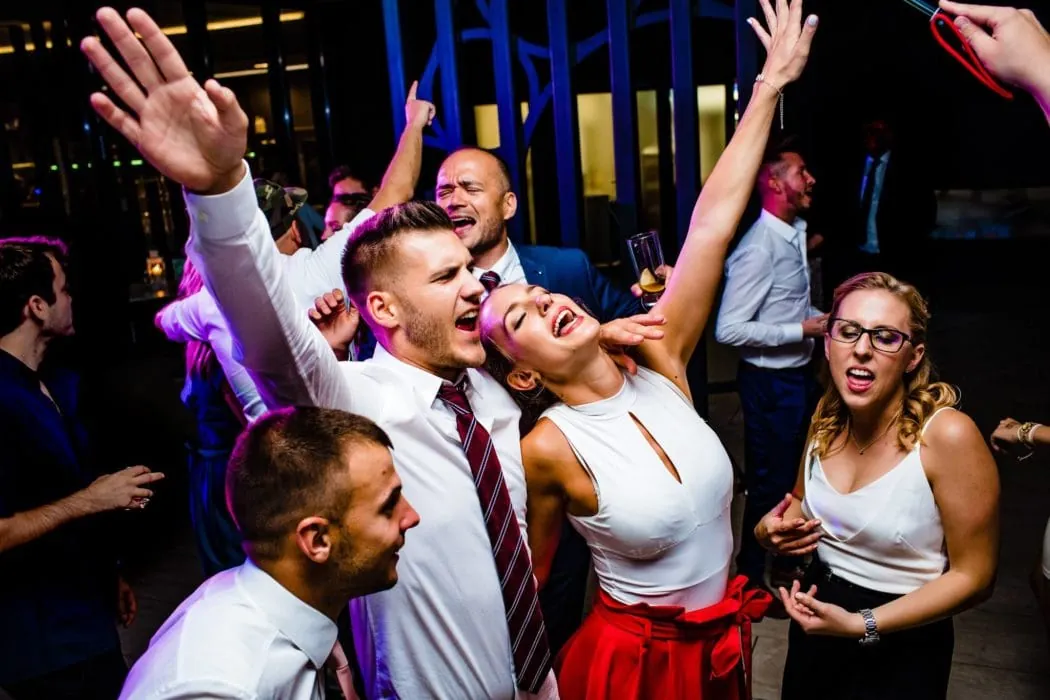 Esküvői DJ – hangulatkép színes fényekkel és vendégekkel