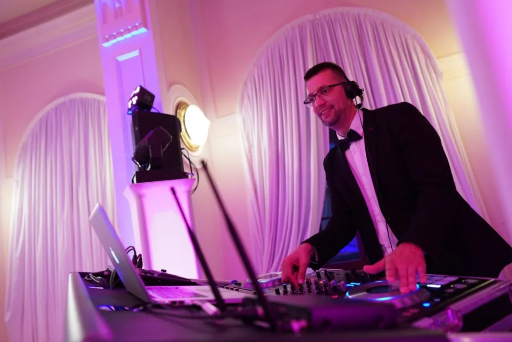 Esküvő DJ fényjáték közben – energikus hangulat