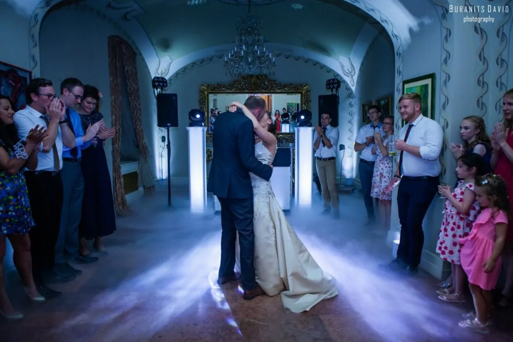 Esküvői DJ hangulatvilágítás közben