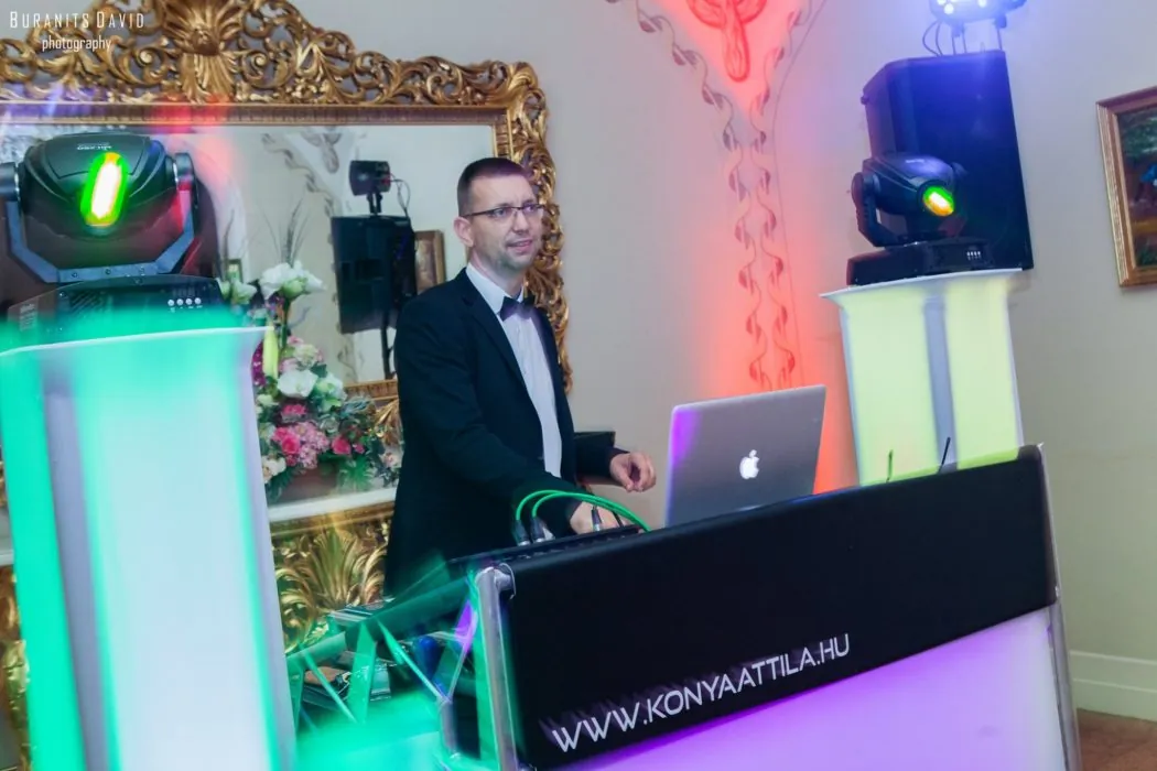 DJ pult rendezvényen – Kónya Attila