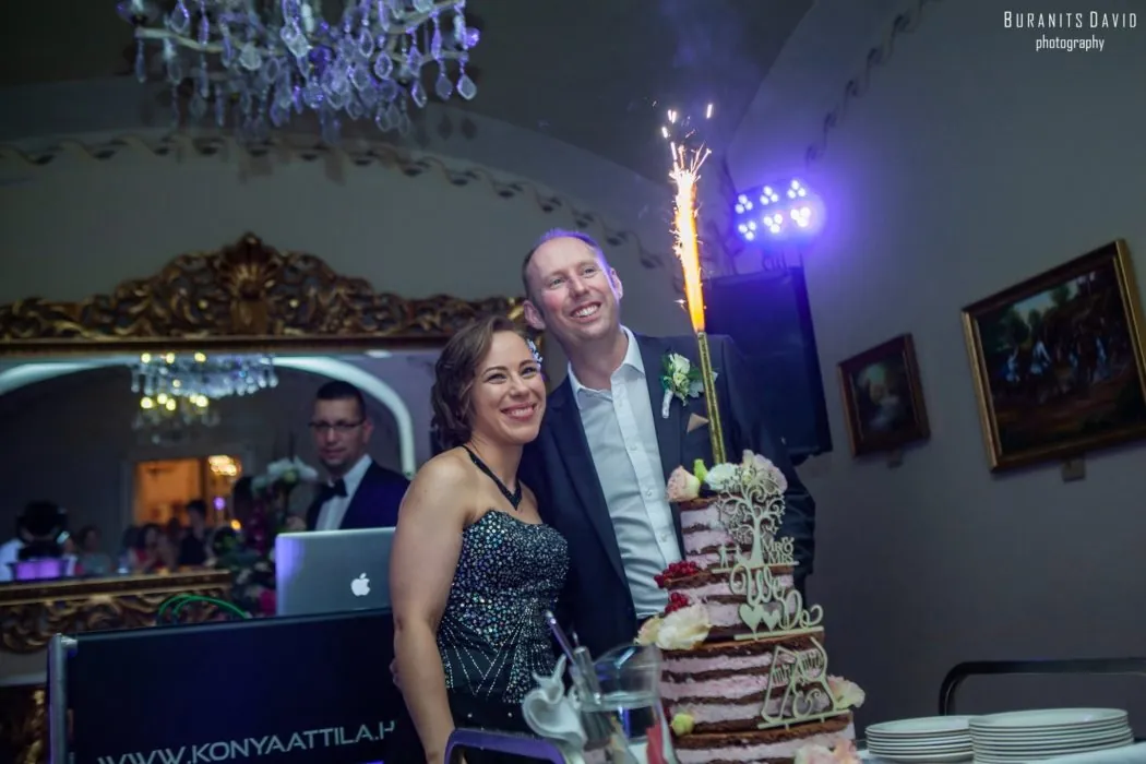 Esküvői DJ szolgáltatás – látványos színpadkép