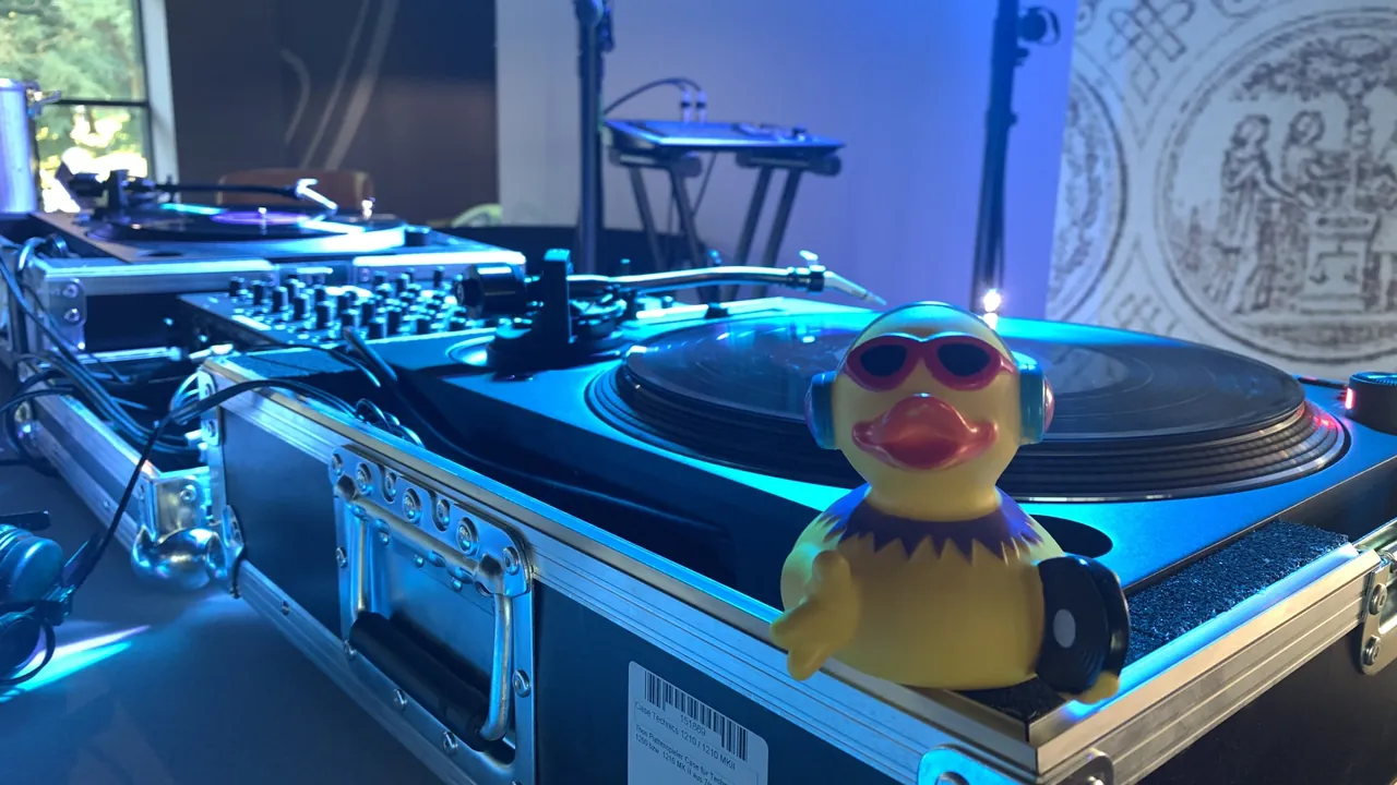 Bakelit DJ szett: vintage lemezjátszó és vinyl gyűjtemény elegáns rendezvényen