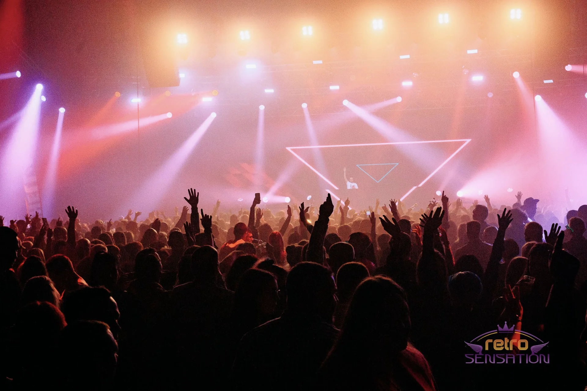 Fesztivál technika és DJ – Retro Sensation élő show látványos fényekkel és lelkes közönséggel