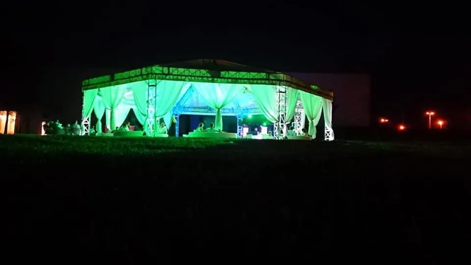 Zöld pavilon fénydekorációval – hangulatos esti világítás esküvőn