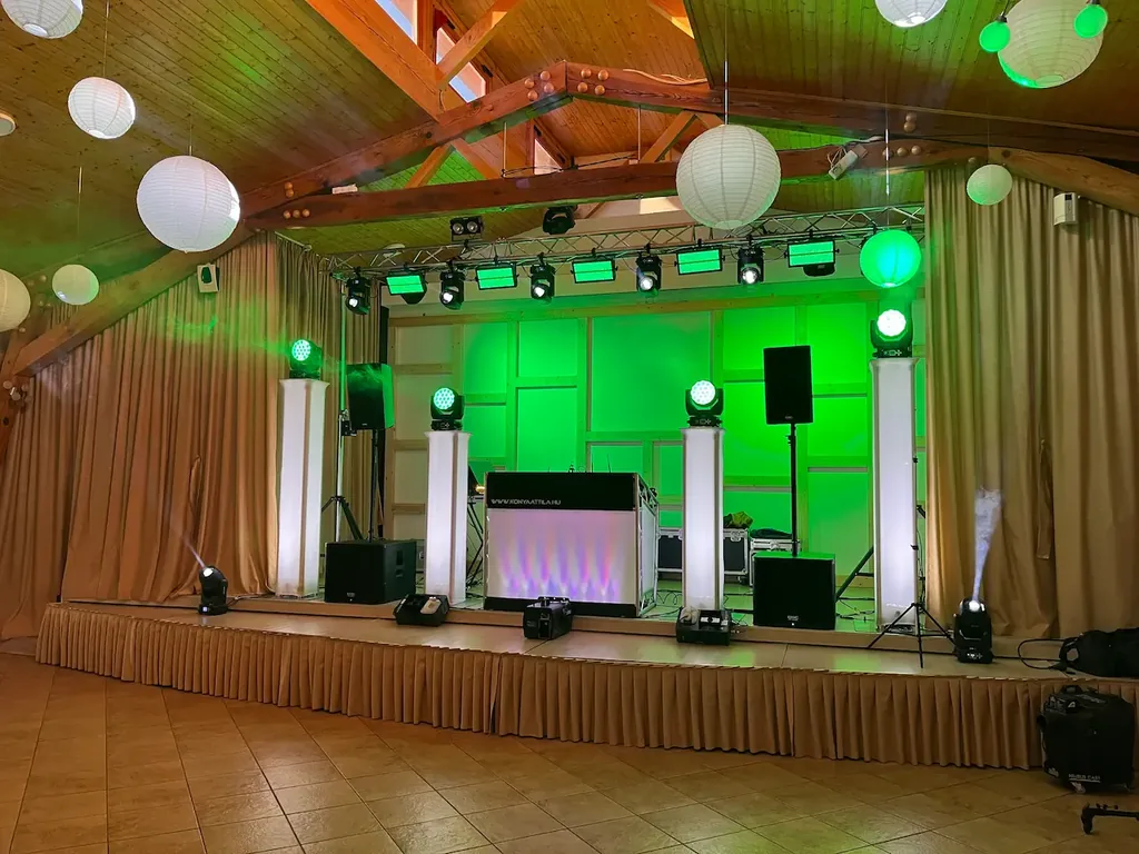 DJ setup fotó – közelről, esti hangulat