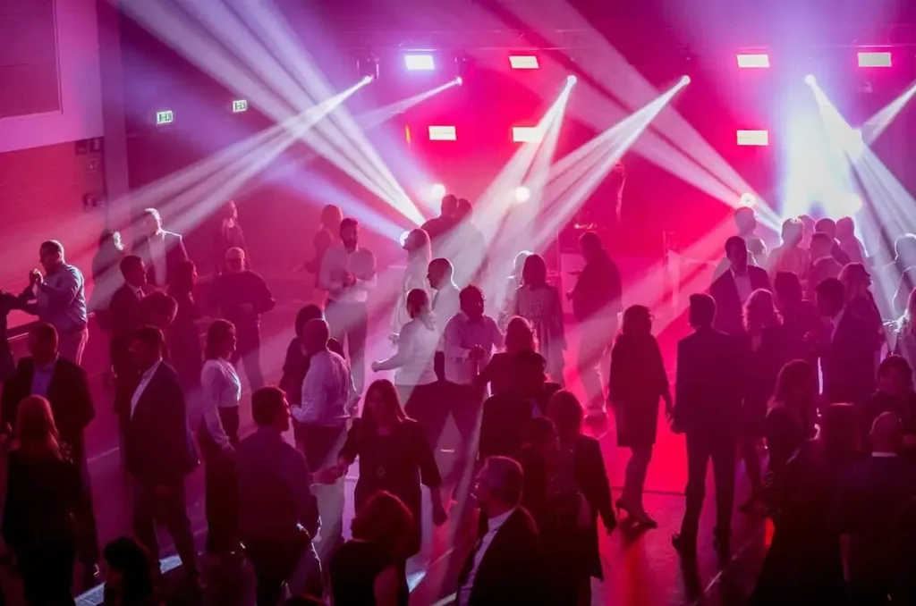 Látványos fénytechnikával kísért fesztiválhangulat – Kónya Attila DJ rendezvényen