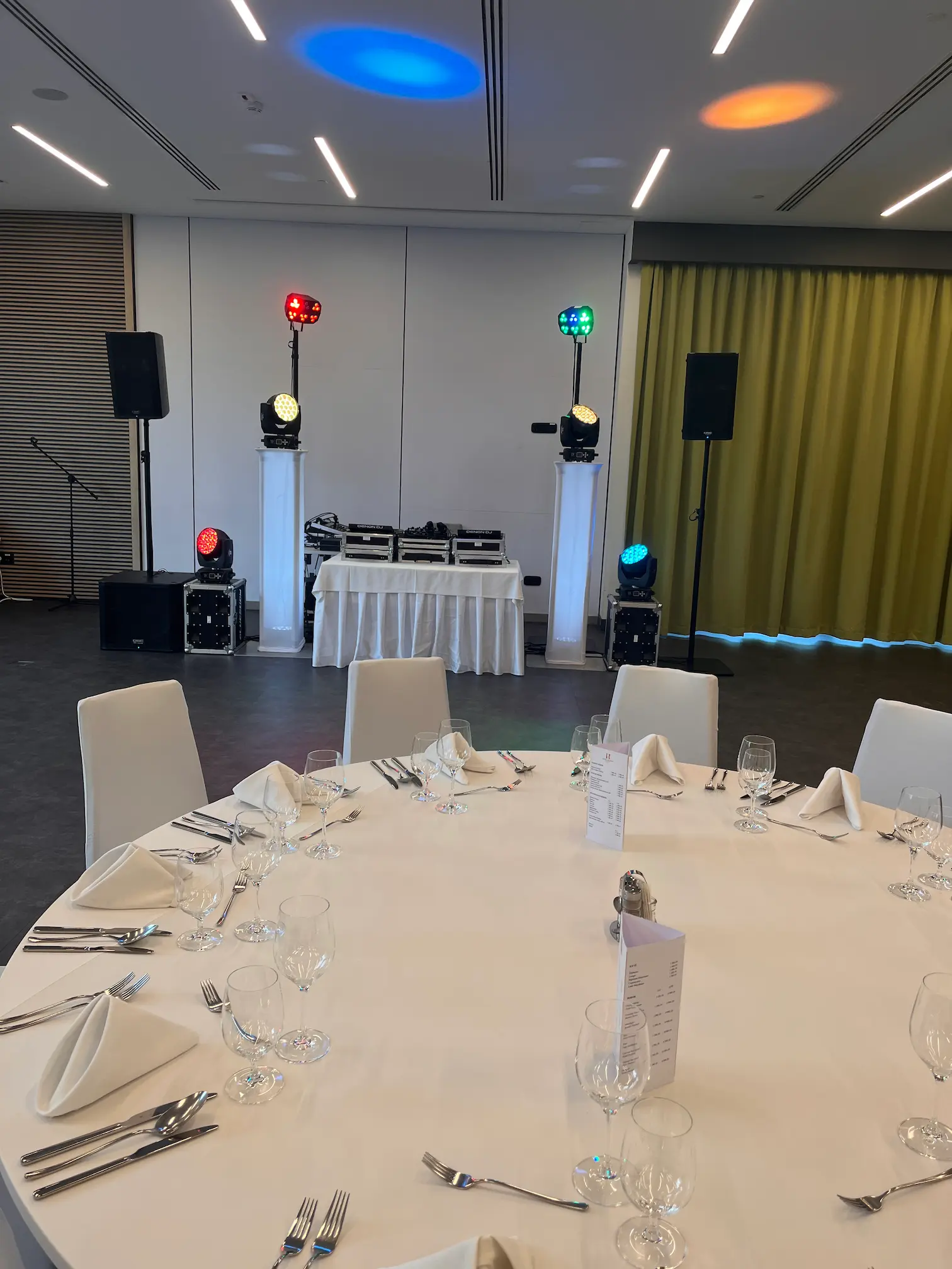 Színes fényfestés esküvői DJ szettel, boltíves terem