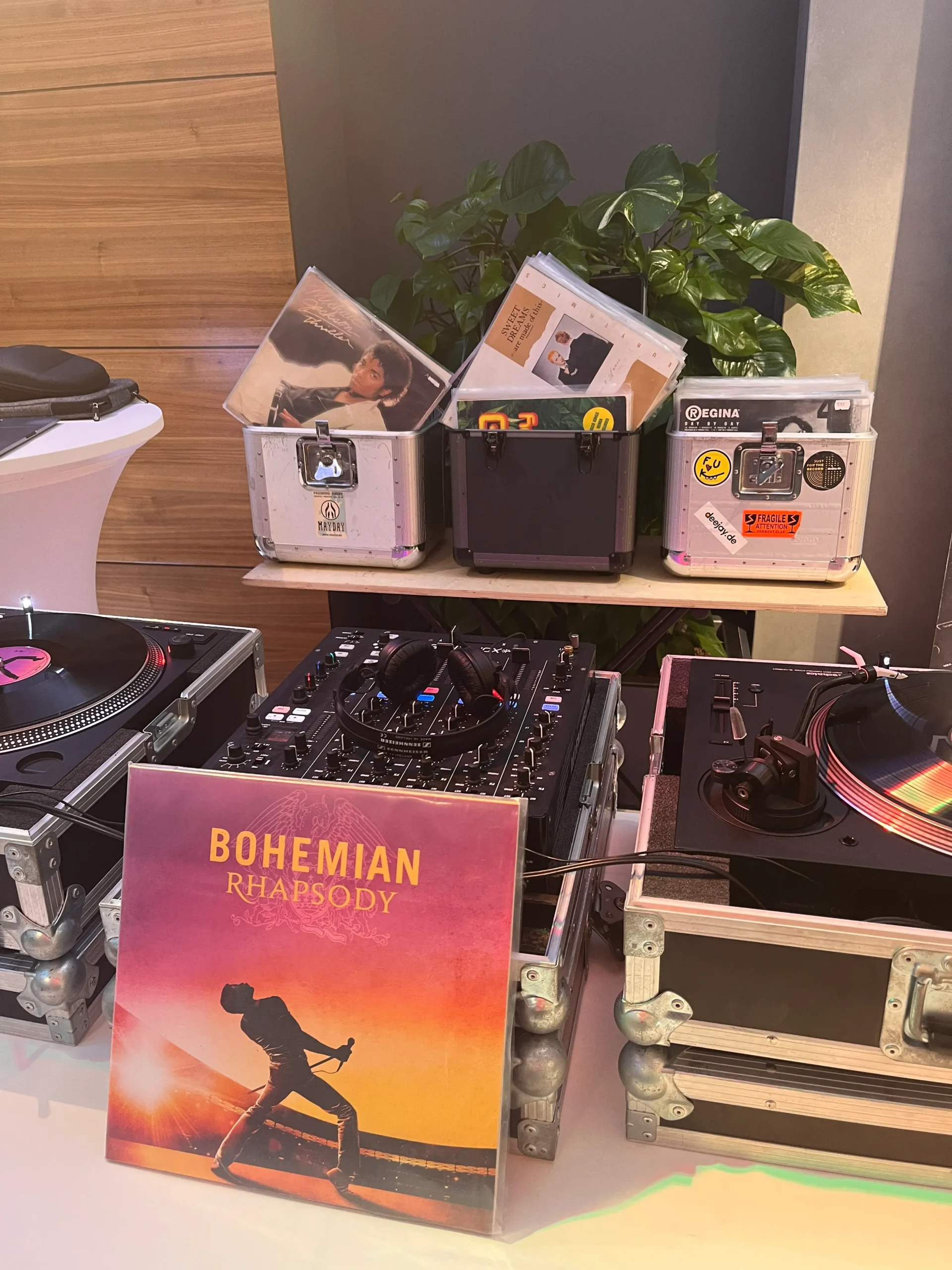 Kónya Attila Esküvői DJ – modern hang- és fénytechnika beállítás közben