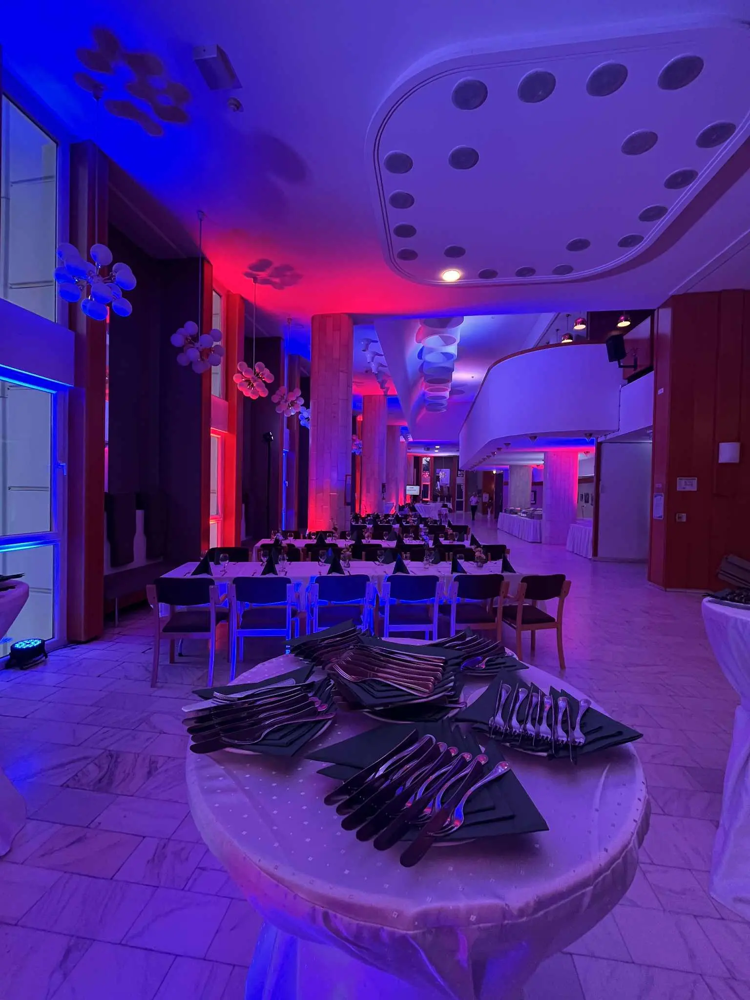 Esküvői DJ – Kónya Attila technikai felkészülés közben, modern fény- és hangtechnikával