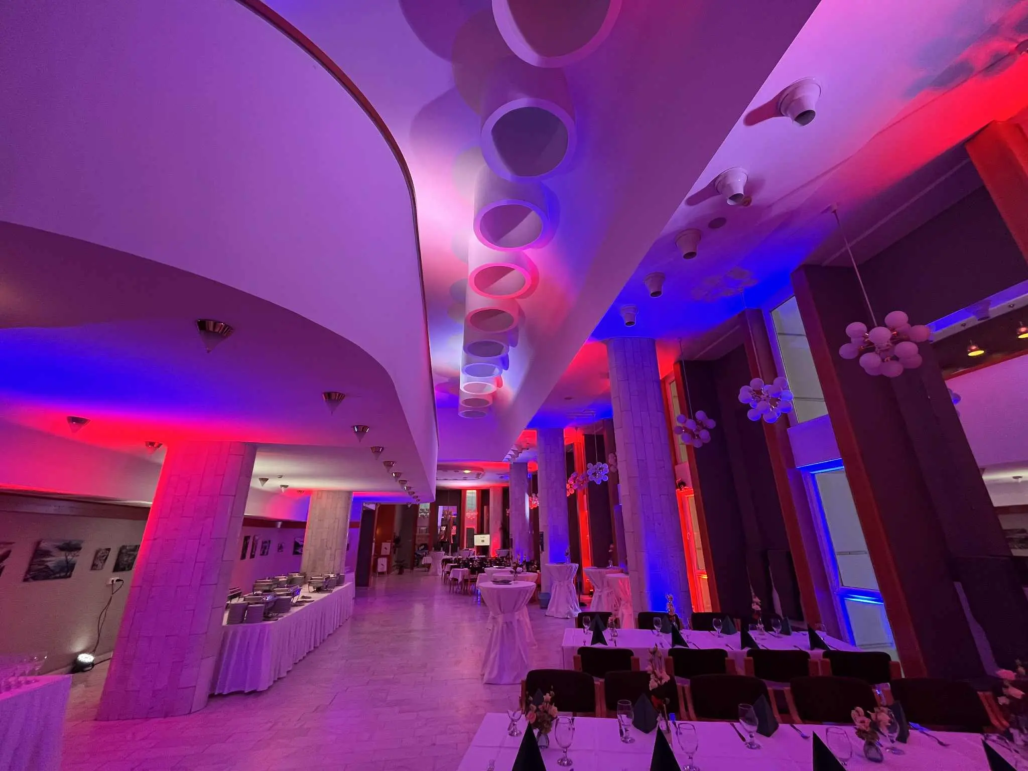 Esküvői DJ – Kónya Attila technikai felkészülés közben, modern fény- és hangtechnikával